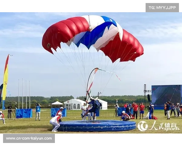 世界运动会跳伞项目选手叠伞认真，关系成绩如生命