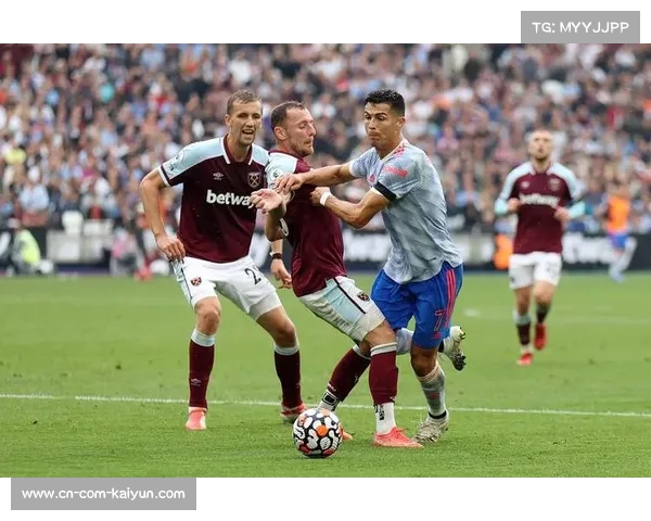 吉拉西点球破门后指向天空，致敬离世亲人情感真挚